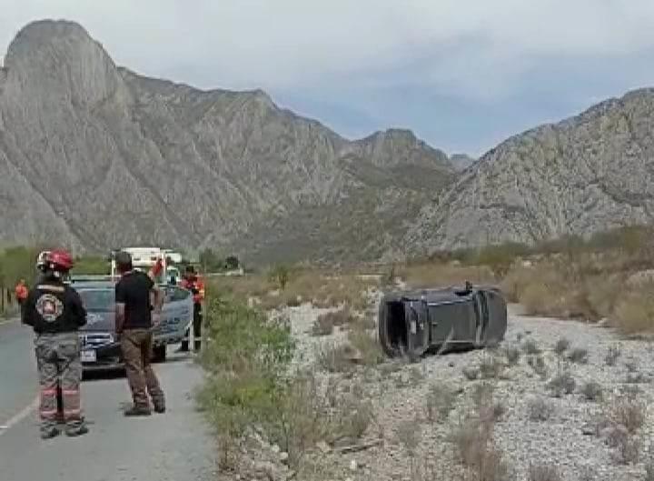 Vehículo vuelca en la Huasteca