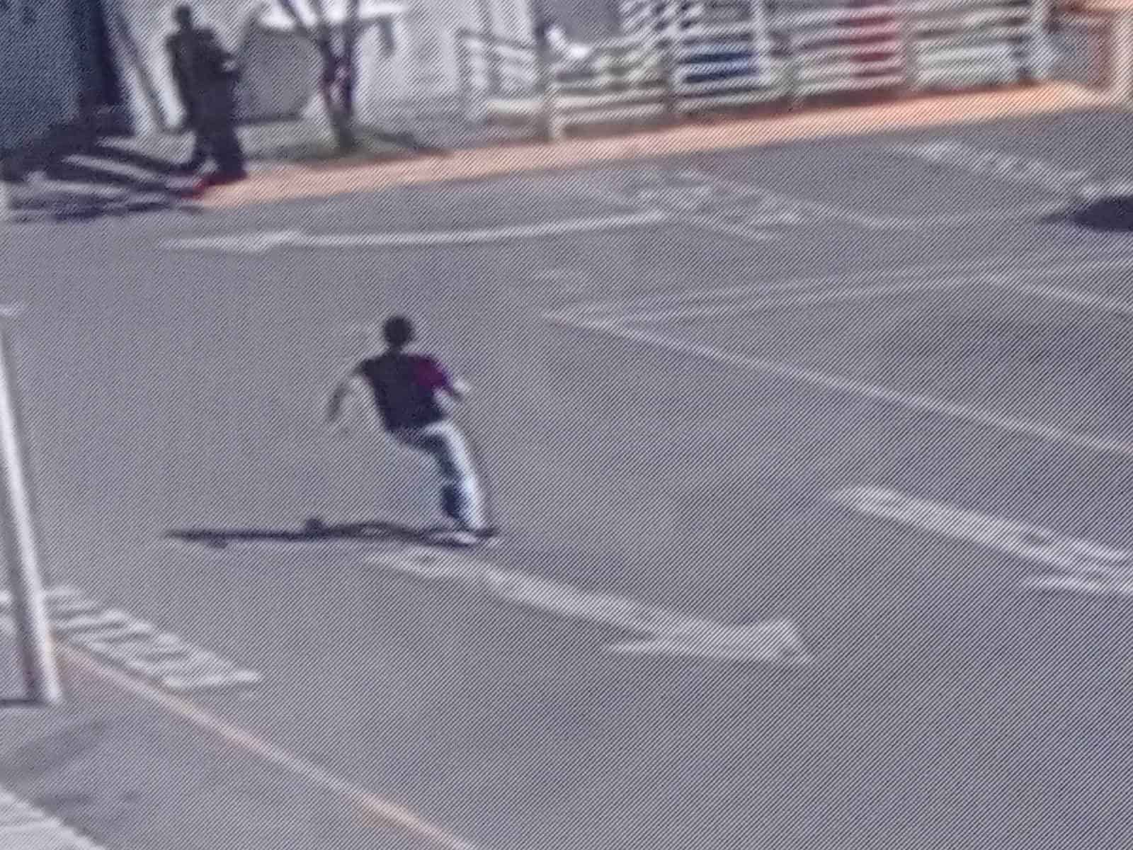 Un joven que fue detenido por molestar a personas y a quien se le impuso un arresto administrativo de 30 horas, luego de cumplir 8 horas de sanción, al momento en que se le permitió hacer una llamada telefónica, se dio a la fuga de las instalaciones de Policía de Escobedo