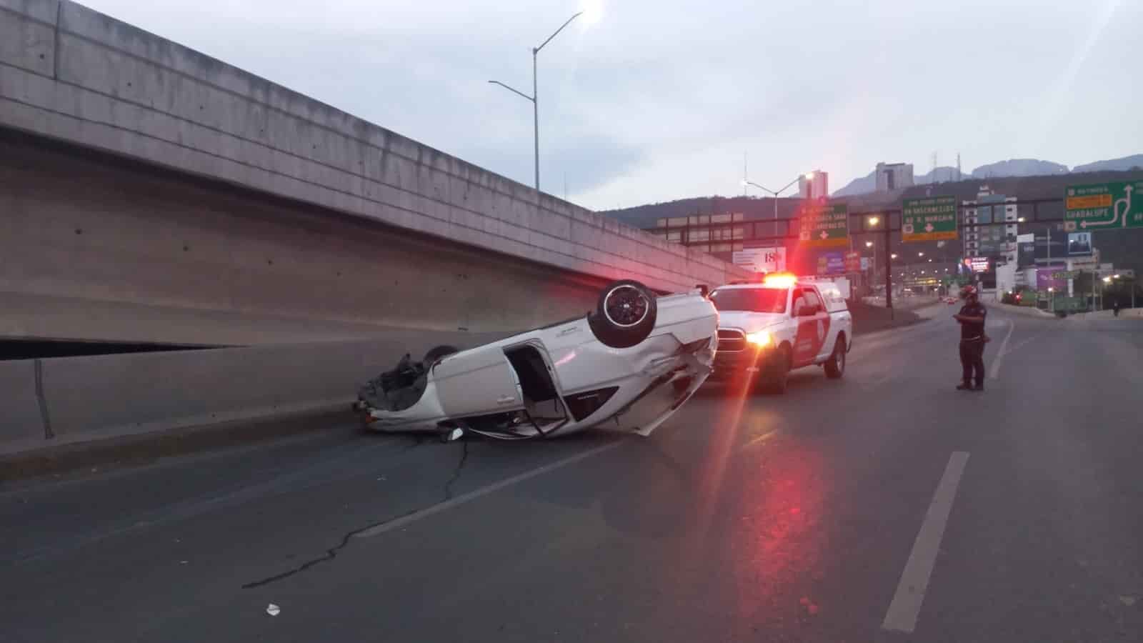 Tras atropellar a una vaca, el conductor de un auto y su acompañante resultaron lesionados, en la Carretera Linares Iturbide