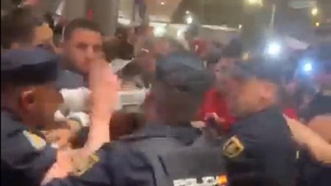 Agrede policía española a Selección de Perú