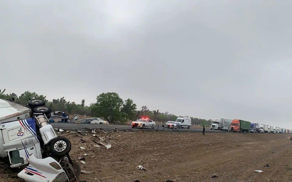 Trailero pierde la vida tras volcarse en Ciénega de Flores