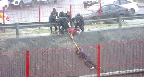 Rescatan a joven arrastrado por la corriente