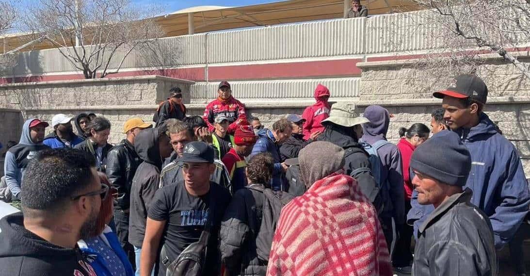 Migrantes reclaman afuera del INM Migrantes reclaman afuera del INM