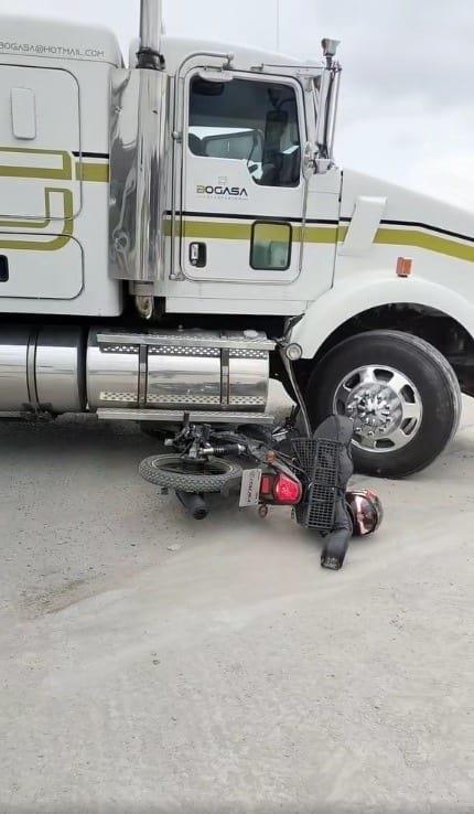 Sobrevive motociclista a choque