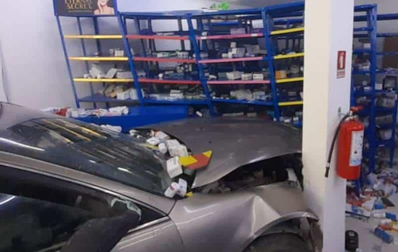 Choca con farmacia en Cadereyta
