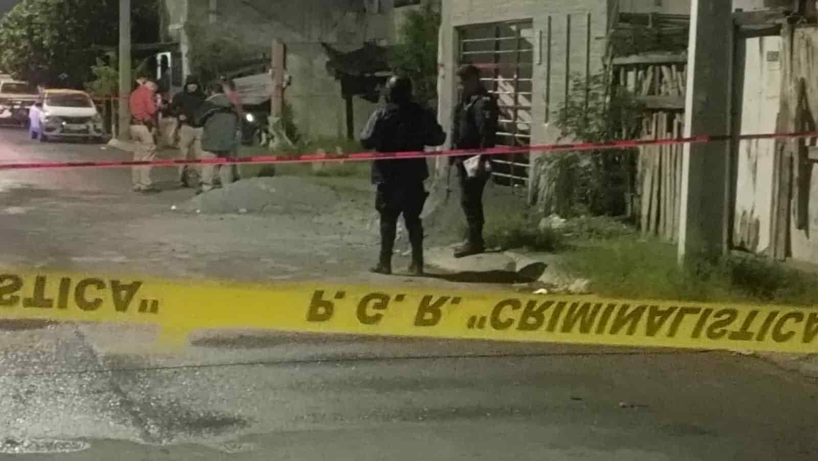 El cuerpo de un masculino encobijado y en estado de descomposición, fue localizado en la puerta principal de un domicilio abandonado, en Escobedo