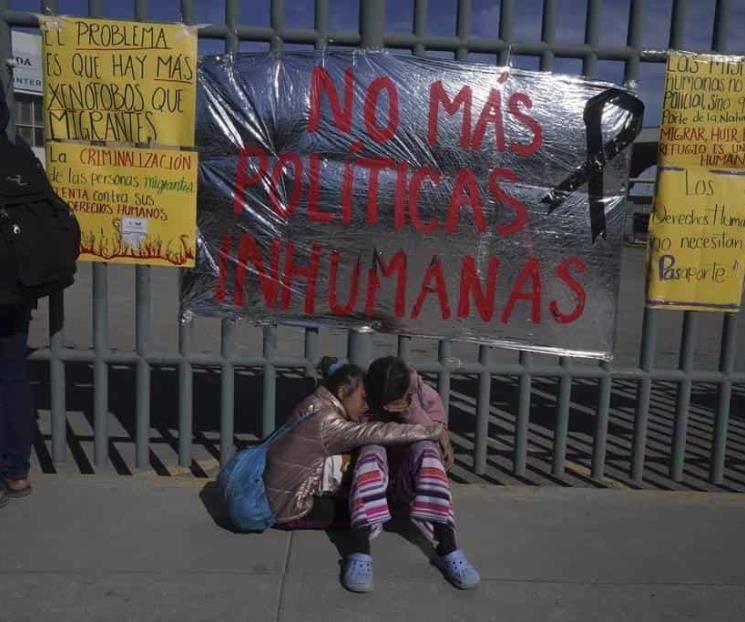 Tras incendio, migrantes cruzan a EU para entregarse Tras incendio, migrantes cruzan a EU para entregarse