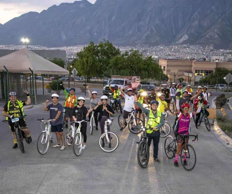 Realiza comunidad UDEM rodada nocturna Realiza comunidad UDEM rodada nocturna