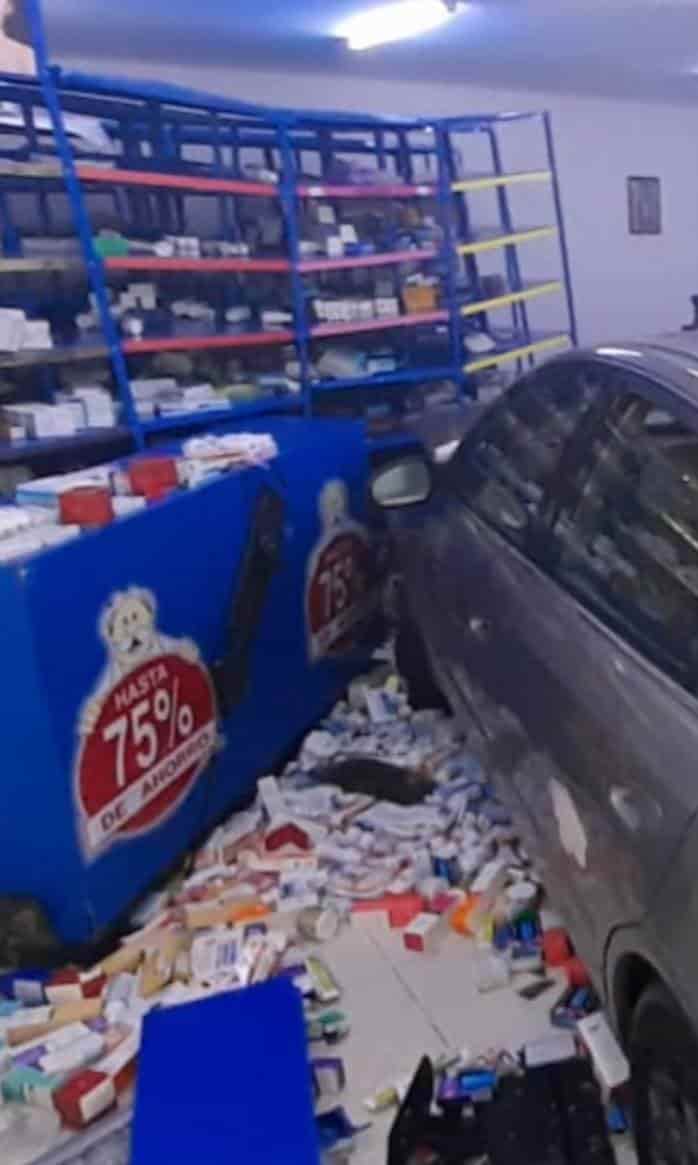 Con algunos golpes leves terminó el conductor de un vehículo tras estrellarse contra la fachada de una farmacia y terminar en el interior de la misma