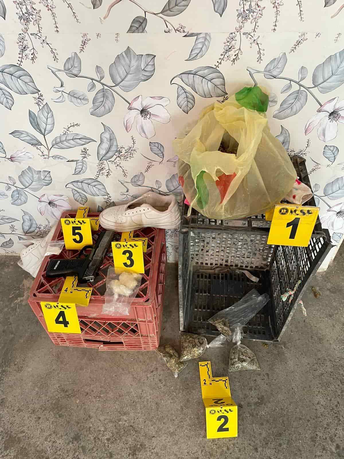 En tres cateos realizados por la Fiscalía General de Justicia de Nuevo León en los municipios de Escobedo, Apodaca y Monterrey, se aseguró droga, un arma de fuego, cuatro cargadores y 69 cartuchos AK-47