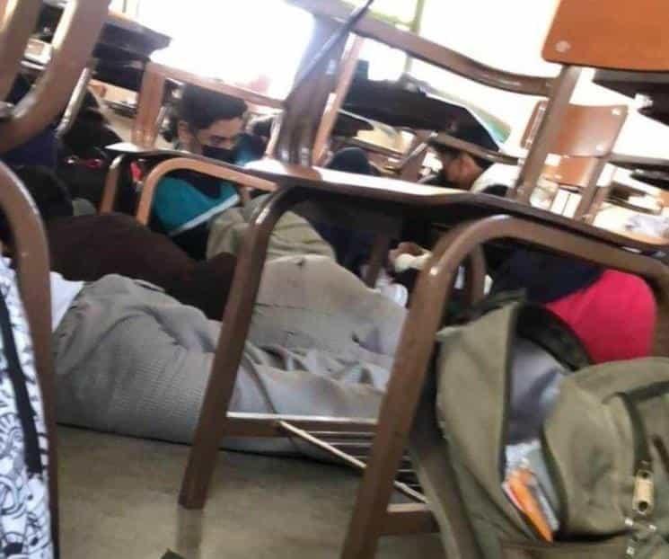 Por balacera, alumnos se refugian bajo butacas en Cuernavaca Por balacera, alumnos se refugian bajo butacas en Cuernavaca