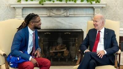 Recibe presidente de EU a Damar Hamlin