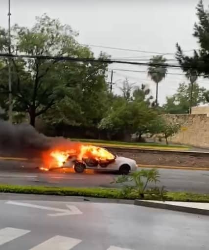 Un accidente inusual, se registró en el municipio de San Pedro, donde un automóvil incendiándose sin conductor, circuló por varias calles de la Colonia Residencial Chipinque