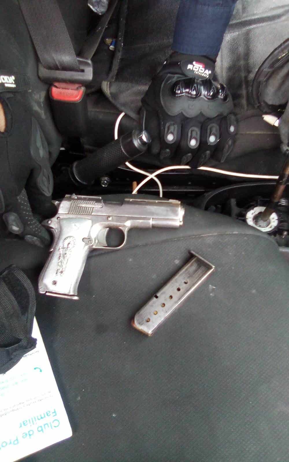 Al tartar de un huir de elementos de la policía, una pareja que portaba un arma de fuego, cargadores y cartuchos hábiles, fueron arrestados por elementos de la policía de Escobedo