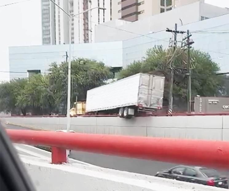 Trepa tráiler llantas traseras en un muro Trepa tráiler llantas traseras en un muro