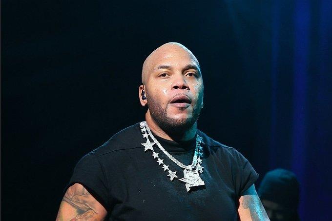 Hijo de Flo Rida en estado grave tras caer de edificio
