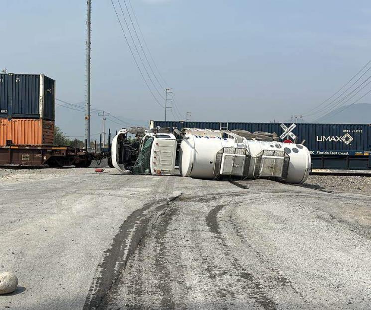 Pipa es embestida por tren tras intentar ganarle el paso