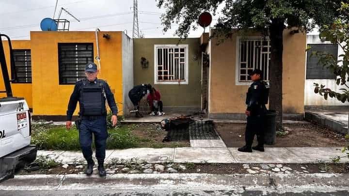 Rescatan a mujer de casa incendiada