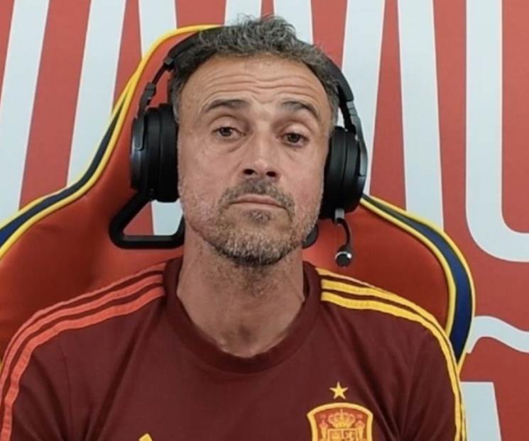 Dona Luis Enrique dinero para combatir el cáncer infantil