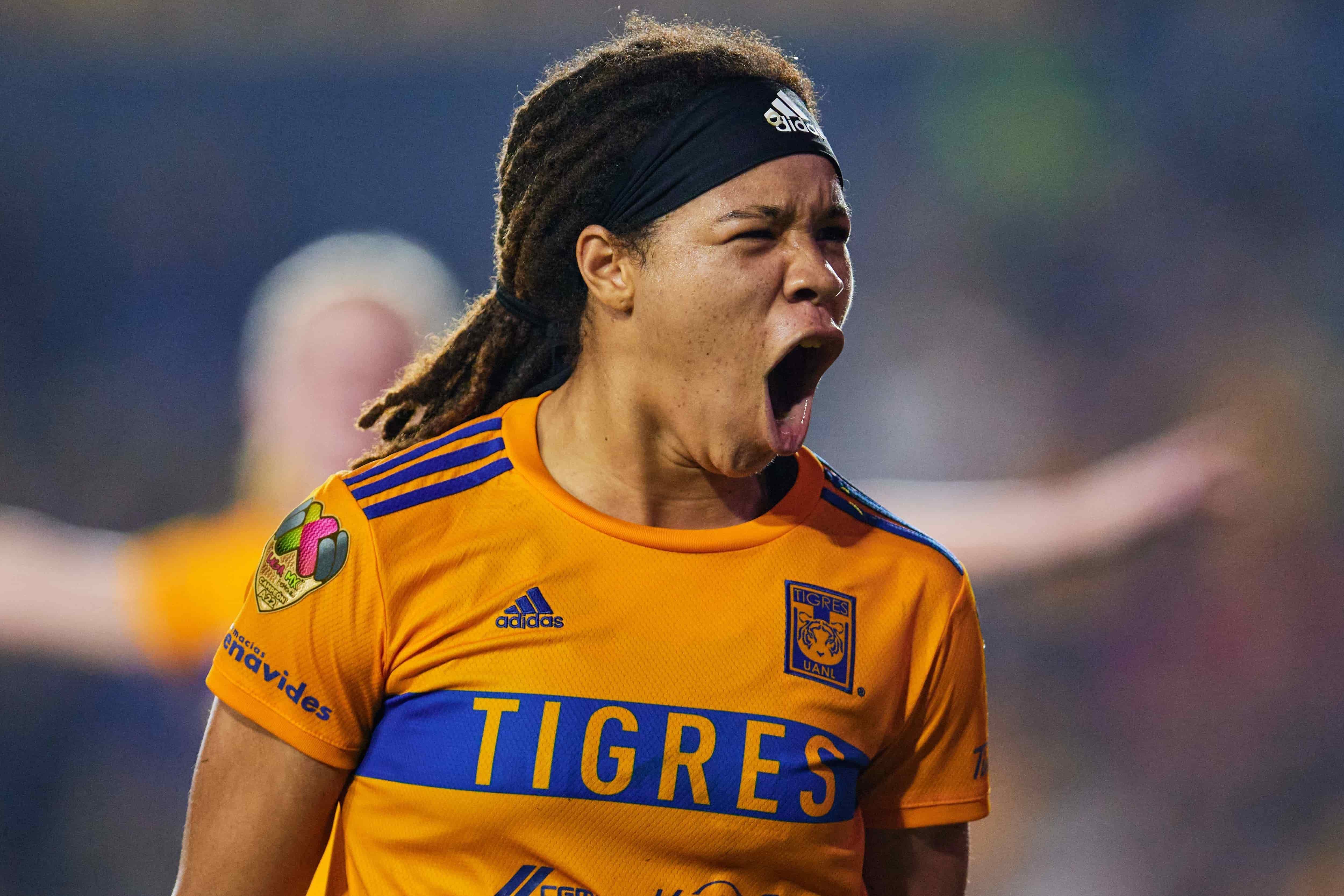 Mía Fishel hace el 1-0 por la vía penal.