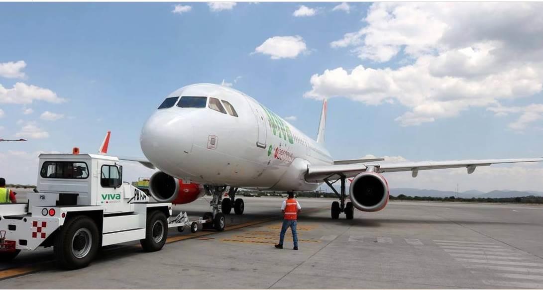 Camión de cocina se impacta contra avión de Viva Aerobus