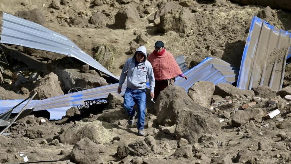 Recupera Ecuador veitena de cuerpos de gran deslave