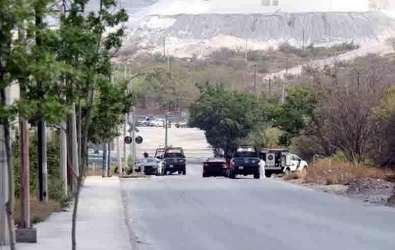 Ejecutan y abandonan a dos en Santa Catarina