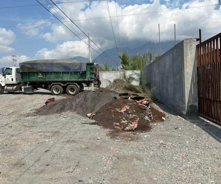 Detienen a conductor por tirar residuos de acero