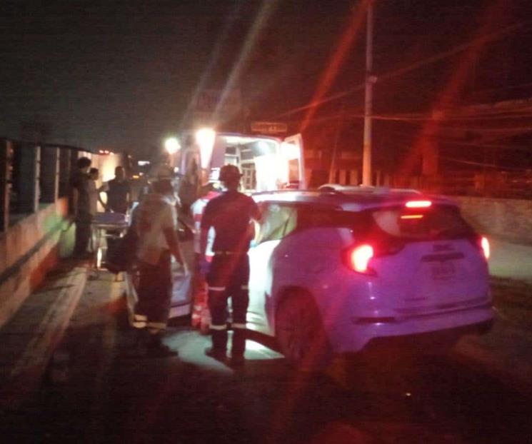 Conductora resulta lesionada al estrellarse contra poste