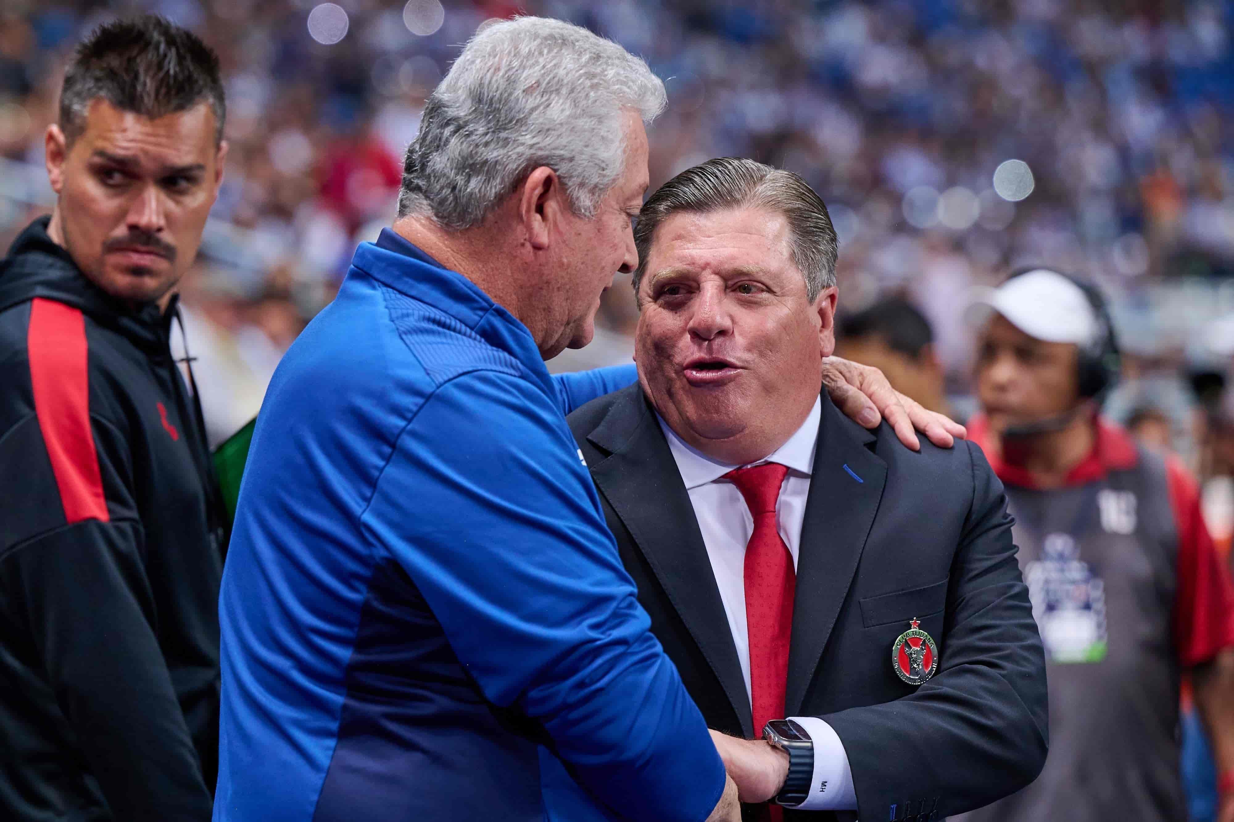 Saludo entre Vucetich y el Piojo.