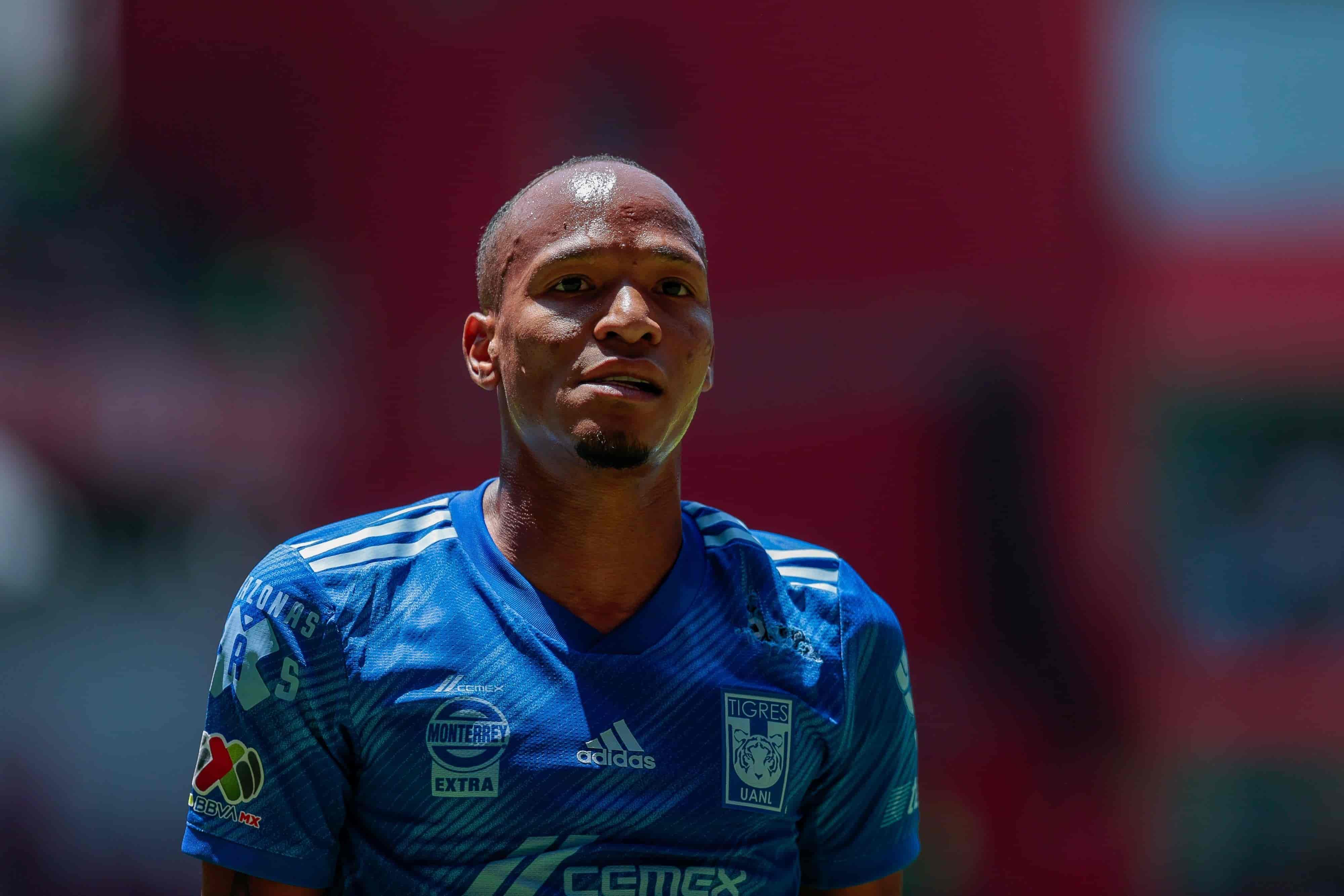 Luis Quiñones se va expulsado.