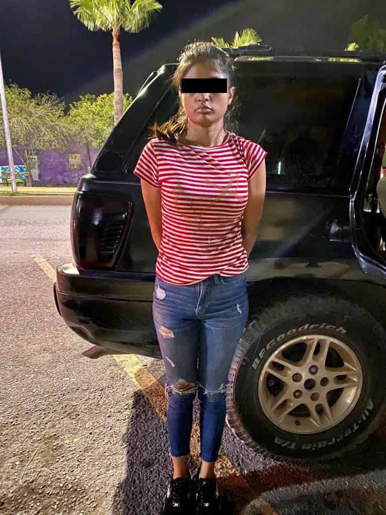 Elementos de Fuerza Civil lograron detener a dos masculinos y una mujer a bordo de una camioneta, asegurando armas y droga, en Montemorelos