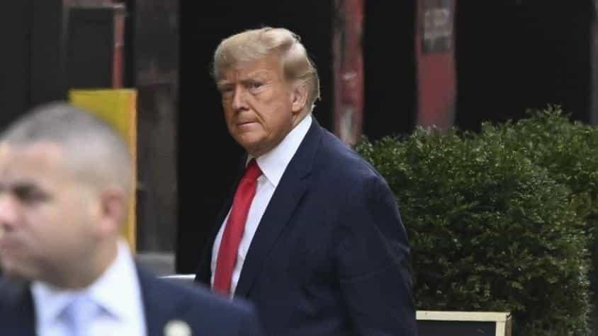 Un circo, afuera del tribunal donde comparece Donald Trump