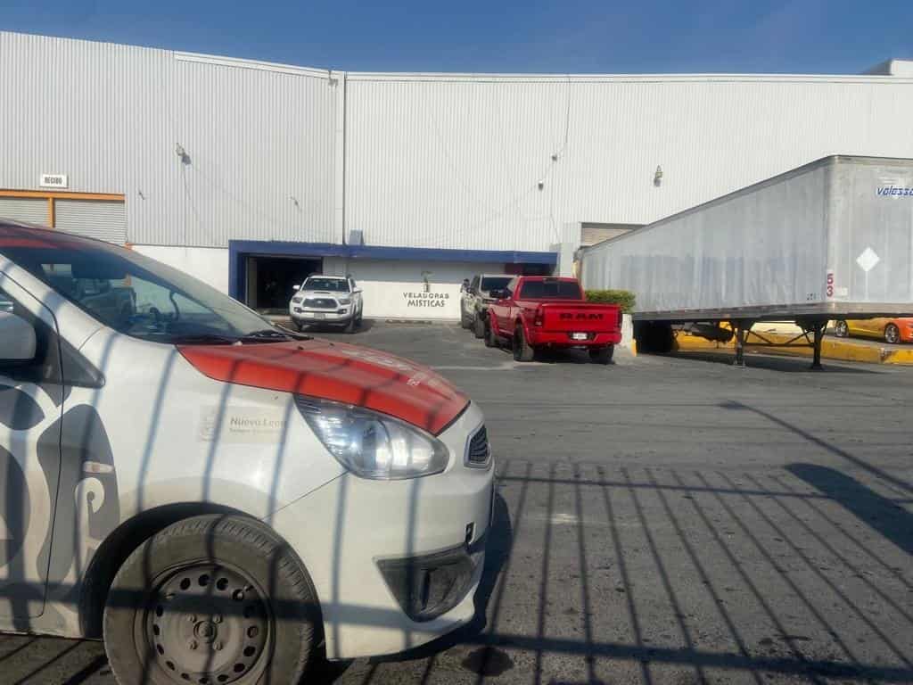 El incendio en una fábrica donde fabrican veladoras debido al derrame de cera, provocó la rápida movilización de los cuerpos de auxilio, quienes atendieron a una mujer quien sufrió quemaduras, en Apodaca