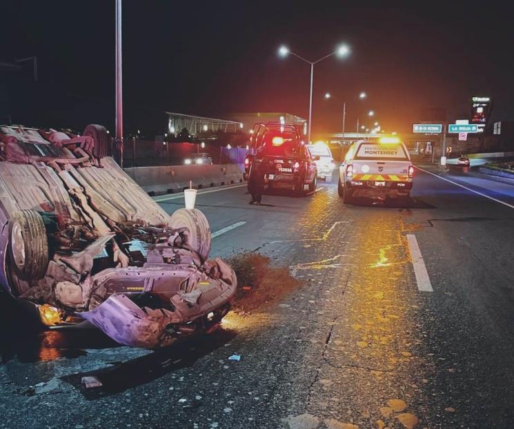 Vuelcan sobre Carretera Nacional