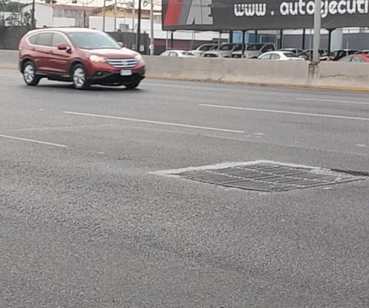 Sufren automovilistas con registros abiertos y alcantarillas