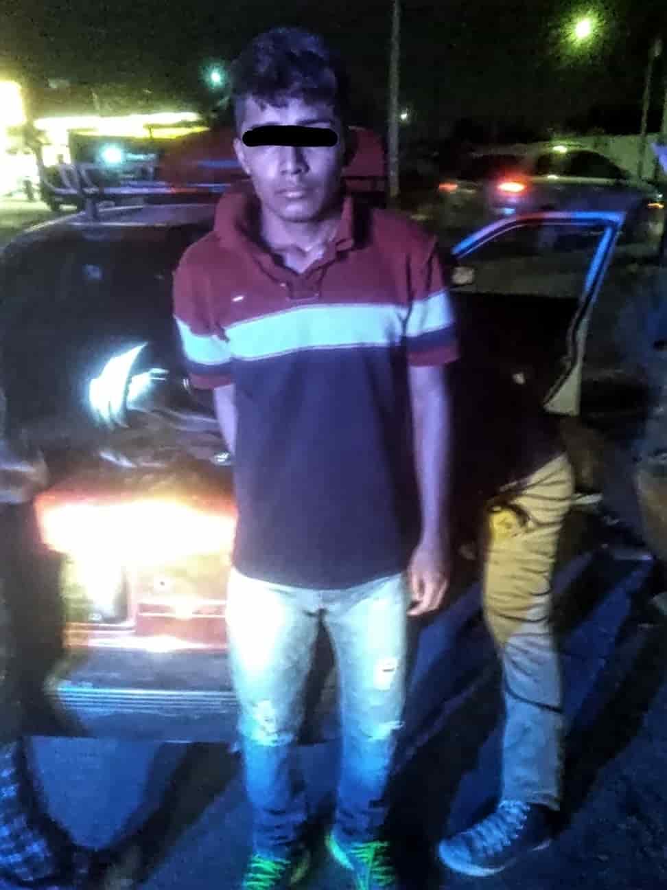 A unos minutos de asaltar una gasolinera con dos armas de fuego, una de ellas de juguete, cuatro hombres fueron arrestados en la Colonia Villa de San Francisco