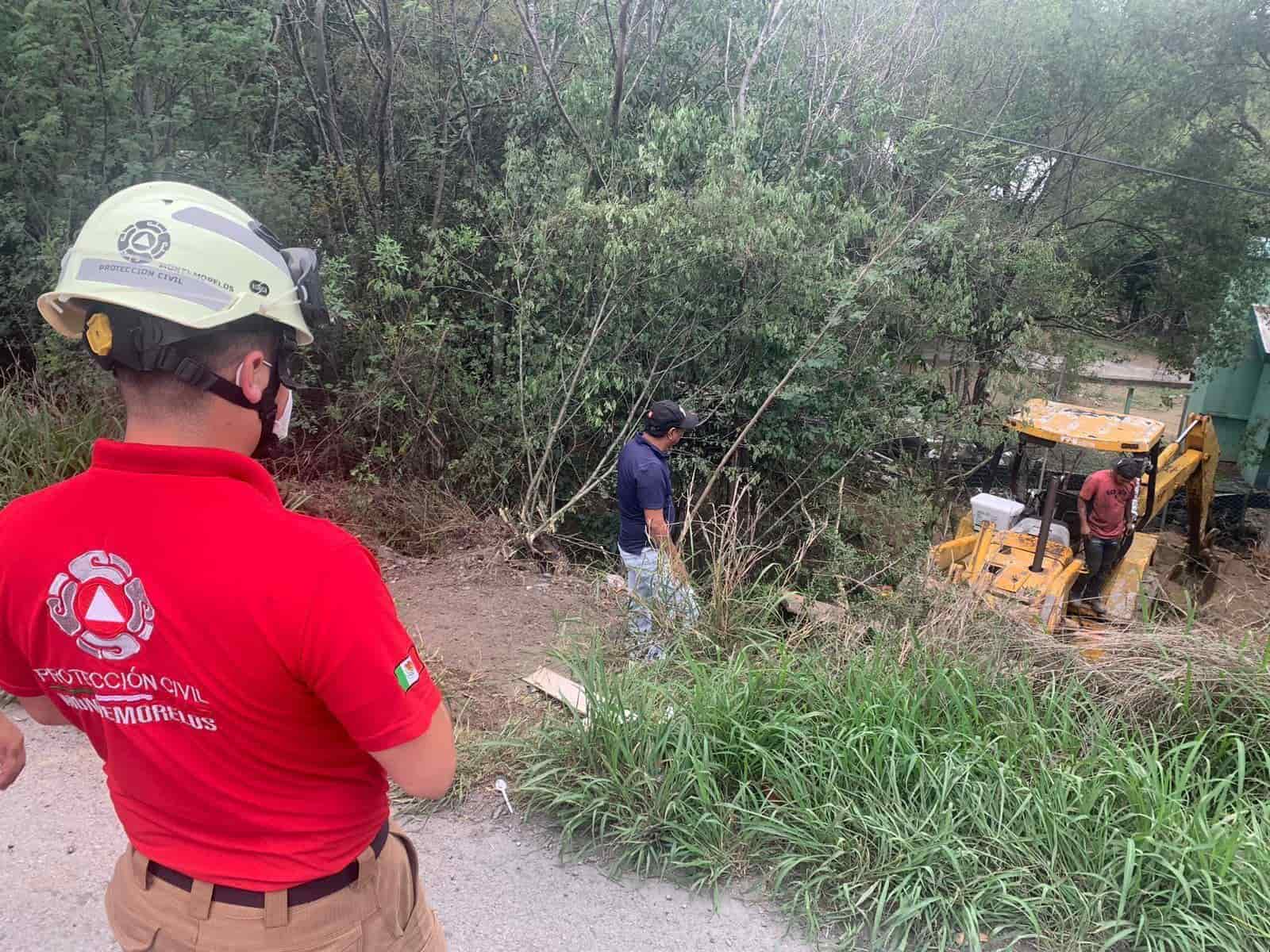Un operador de una máquina retroexcavadora, sufrió diversas lesiones, después de quedarse dormido sobre el volante y terminar en un pequeño voladero