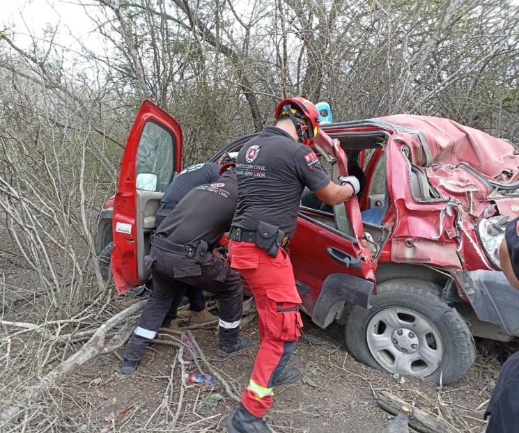 Vuelca camioneta en carretera y deja cuatro heridos
