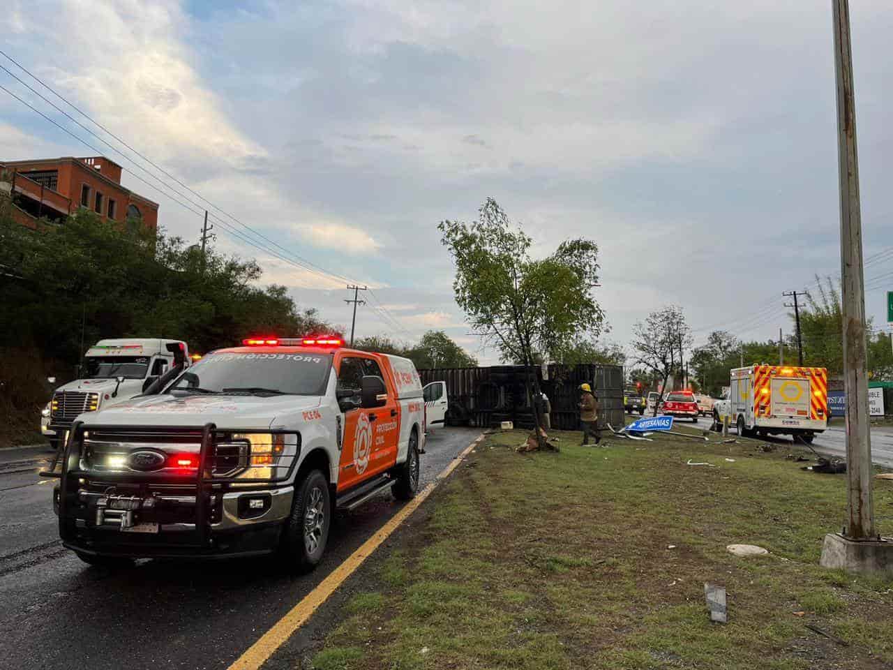 El conductor de una camioneta falleció tras brincar el camellón central y chocar de frente contra un tráiler que posteriormente terminó volcado, la madrugada de ayer en la Carretera Nacional