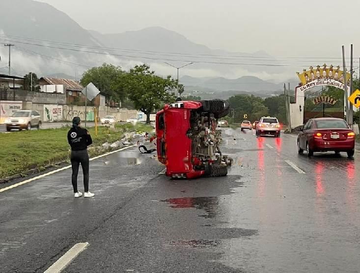 Roban camioneta en Linares, vuelcan en Allende y huyen Roban camioneta en Linares, vuelcan en Allende y huyen