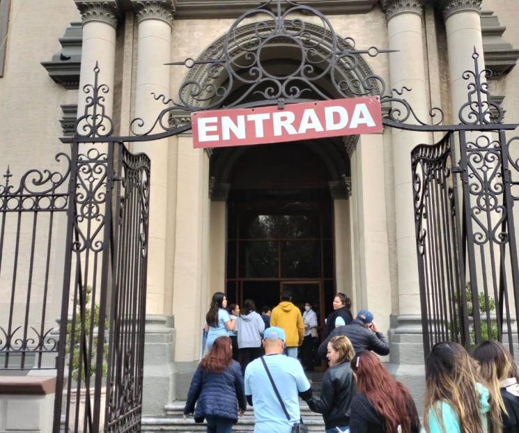 Acuden regios a visitar los 7 templos Acuden regios a visitar los 7 templos