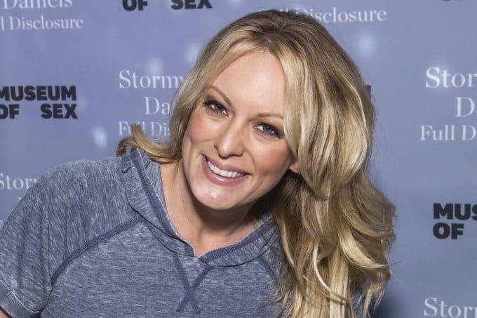 Stormy Daniels quiere testificar en juicio contra Trump