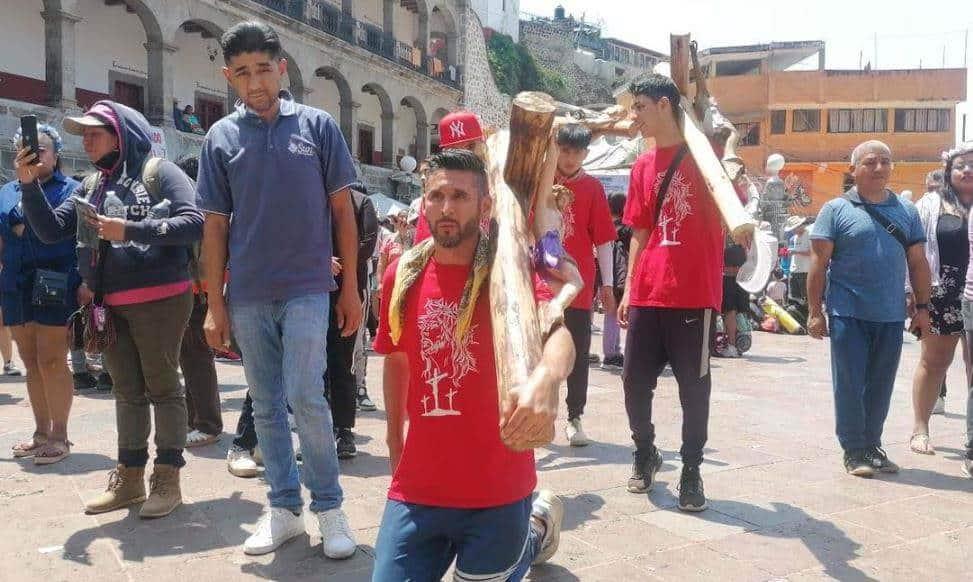 Personas van de rodillas al Santuario de Chalma Personas van de rodillas al Santuario de Chalma