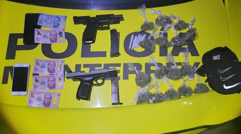 Capturan a dos con armas y droga Capturan a dos con armas y droga