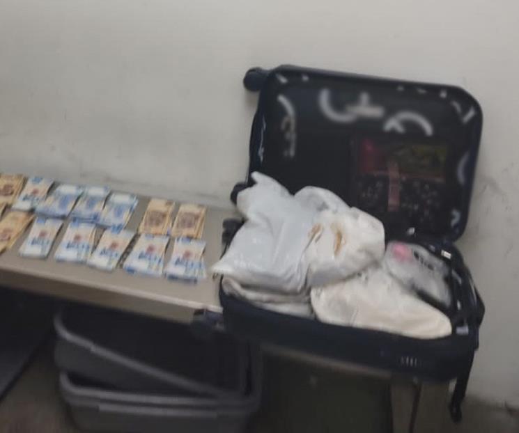 Detienen a mujer con 400 mil pesos en aeropuerto Detienen a mujer con 400 mil pesos en aeropuerto