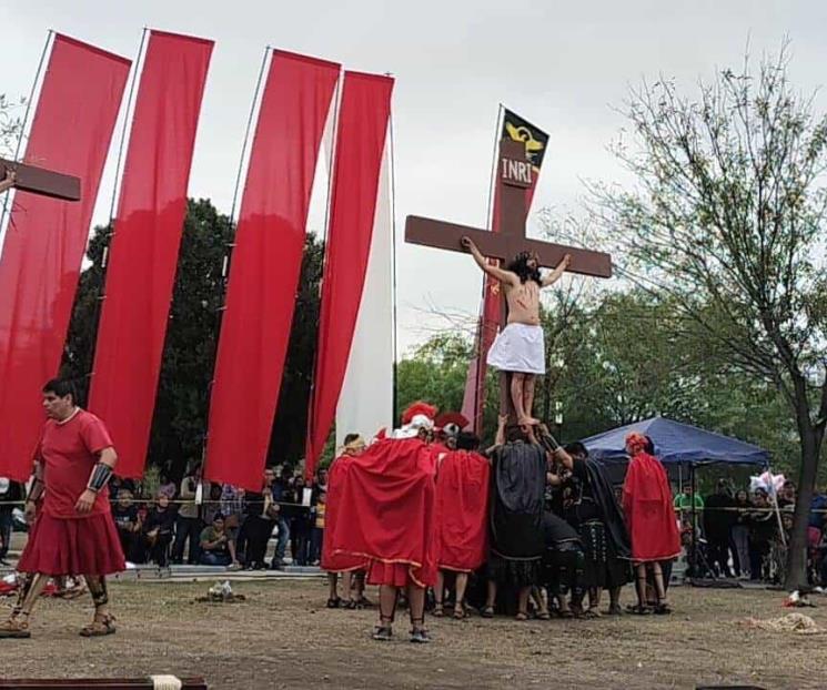 Viven la Pasión de Cristo  a través del Santo Viacrucis