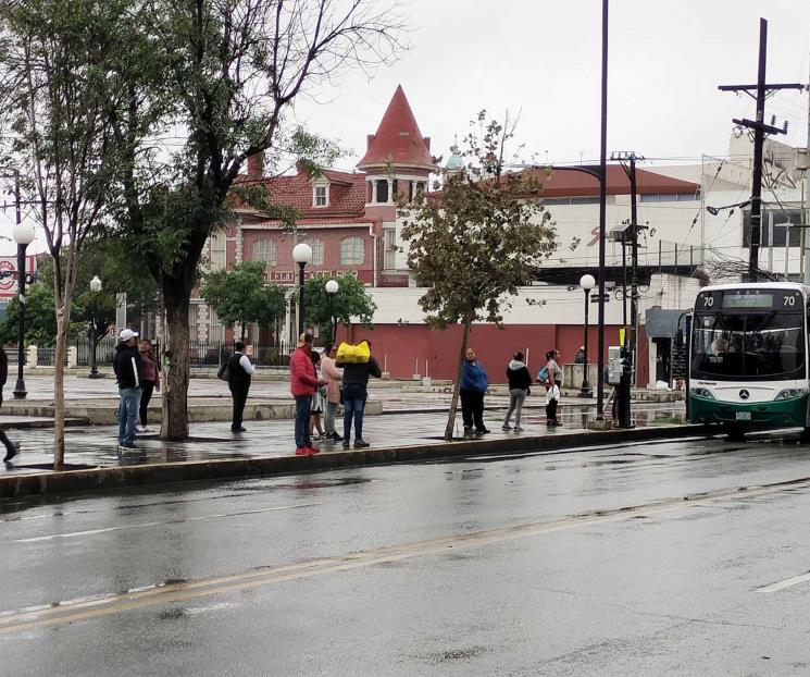 Viven calvario usuarios del transporte en días santos
