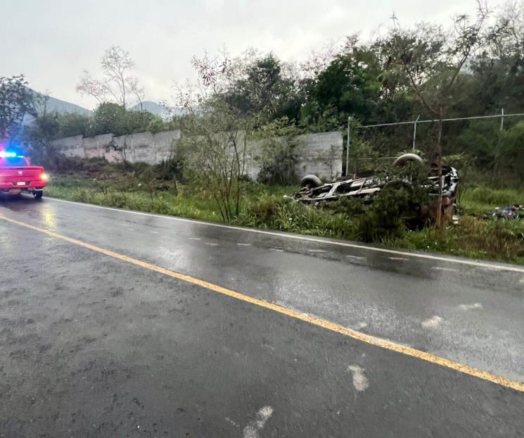 Se accidenta familia al viajar a Cadereyta
