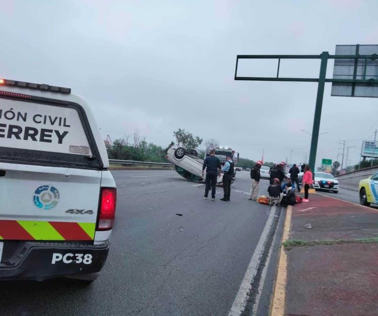 Vuelcan dos autos en Morenos Prieto